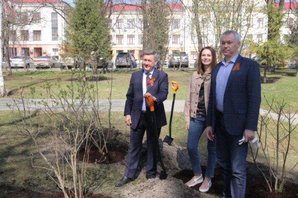 Андрей Травников посадил сирень с актрисой Ириной Безруковой