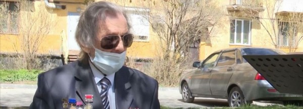 96-летний новосибирский ветеран станцевал под саксофоны в своём дворе 96-летний новосибирский ветеран станцевал под саксофоны в своём дворе