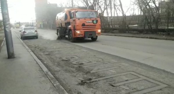 Ледорубом мэру-коммунисту передал привет новосибирский общественник за уборку города от грязи Ледорубом мэру-коммунисту передал привет новосибирский общественник за уборку города от грязи