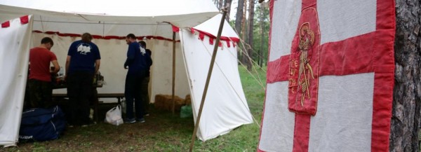 Новосибирцы постреляли из&nbsp;лука&nbsp;XV века на&nbsp;фестивале &laquo;Под пологом шатра&raquo;