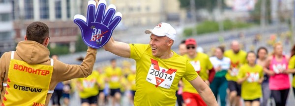 Красота среди бегущих: 2500 новосибирцев вышли на&nbsp;старт впечатляющей гонки