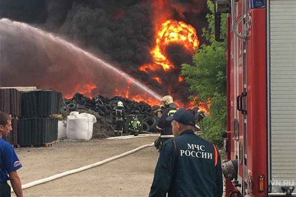 Последствия возгорания покрышек на Станционной устраняют спасатели Последствия возгорания покрышек на Станционной устраняют спасатели