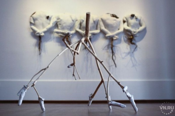 «Фаза: переход»: художница Маяна Насыбуллова представила новую выставку о телесности и стандартах красоты «Фаза: переход»: художница Маяна Насыбуллова представила новую выставку о телесности и стандартах красоты