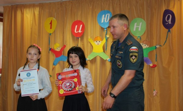 Новосибирские спасатели наградили детей центра «Жемчужина» Новосибирские спасатели наградили детей центра «Жемчужина»