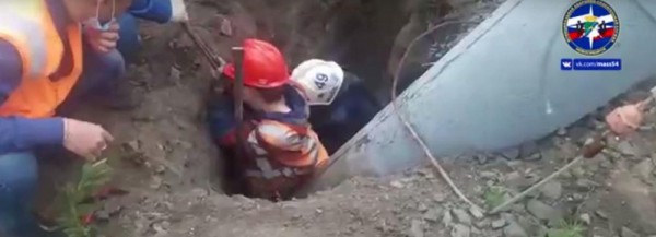 Мужчина по&nbsp;колено завяз в&nbsp;земле из-за падающего столба в&nbsp;Новосибирске