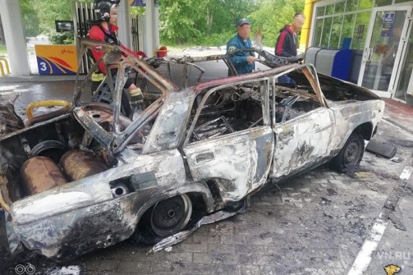 Ремонту не подлежит: огонь уничтожил &laquo;Жигули&raquo; на АЗС Новосибирска