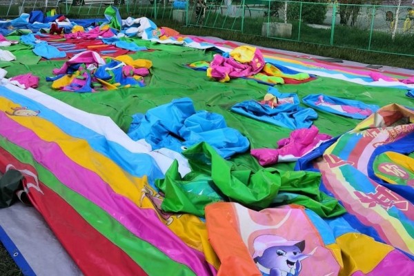 Платную надувную горку установил во дворе дома предприимчивый бизнесмен Платную надувную горку установил во дворе дома предприимчивый бизнесмен