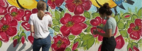 Народный стрит-арт: школьницы раскрасили неказистую будку на Невельского Народный стрит-арт: школьницы раскрасили неказистую будку на Невельского