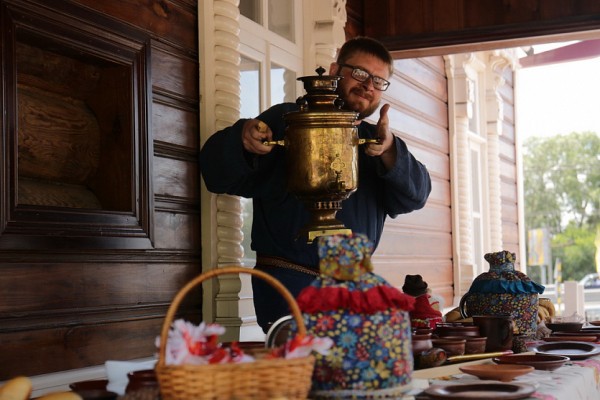 Мэра Локтя в&nbsp;День города напоили чаем с&nbsp;дымком в&nbsp;конторе Будагова