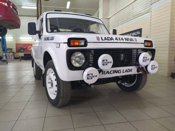 Старую &laquo;Ниву&raquo;, возившую помидорную рассаду на дачу, швейцарцы готовят в Новосибирске к ралли &laquo;Дакар&raquo;