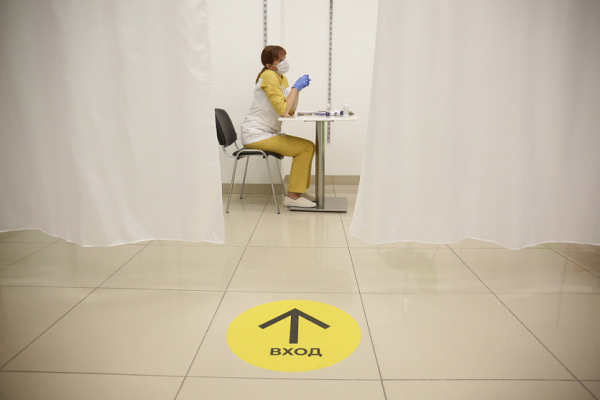 Переболевший COVID-19 министр сделал прививку в&nbsp;ТРЦ &laquo;Аура&raquo;