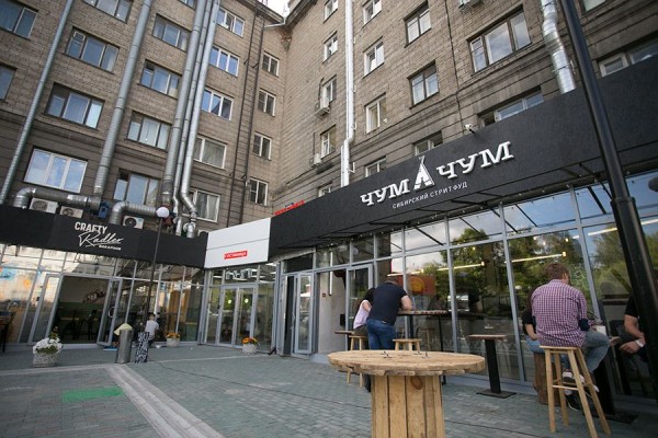 У гостиницы &laquo;Центральная&raquo; в Новосибирске забирают дворик