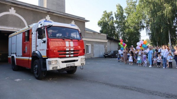 Торт со сладким огнетушителем подарили жители Октябрьского района пожарным, тушившим АГЗС на Гусинобродском шоссе