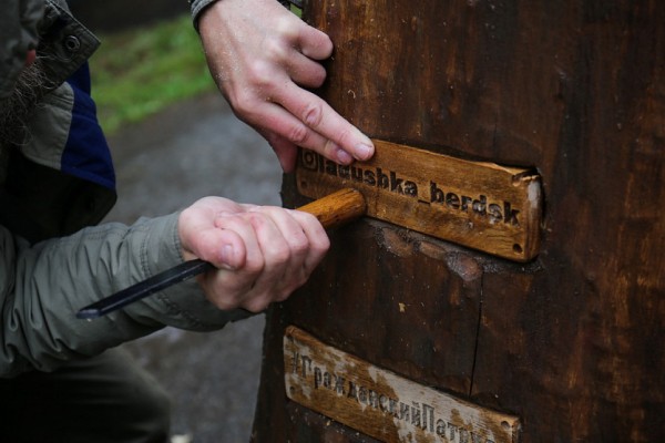 Депутат превратил старый пень на&nbsp;улице Новосибирска в&nbsp;Змея Горыныча