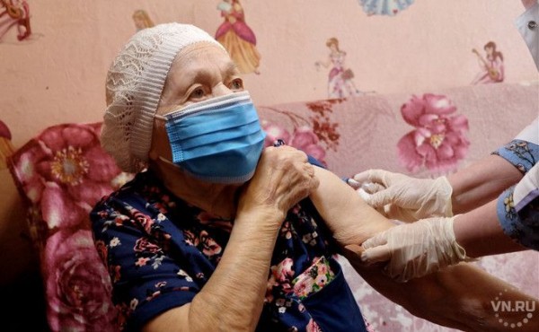 Прививку от COVID-19 сделала 102-летняя жительница Новосибирска Прививку от COVID-19 сделала 102-летняя жительница Новосибирска