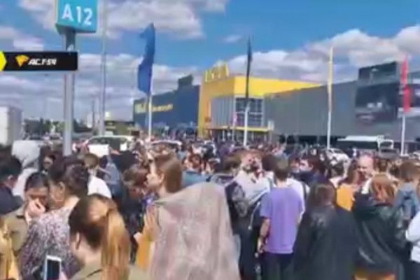 Посетителей ТЦ МЕГА эвакуировали в Новосибирске Посетителей ТЦ МЕГА эвакуировали в Новосибирске