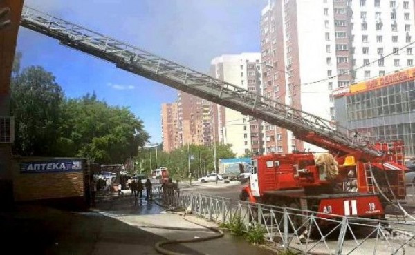 Магазин &laquo;Мария-Ра&raquo; горит на улице Бориса Богаткова в Новосибирске