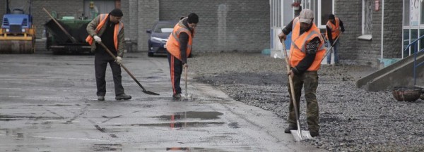 Ремонт за 13 млн рублей делают во дворе на улице Железнодорожной Ремонт за 13 млн рублей делают во дворе на улице Железнодорожной