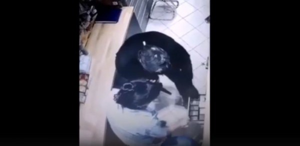 Двое вооруженных мужчин в масках ограбили автозаправку за 30 секунд