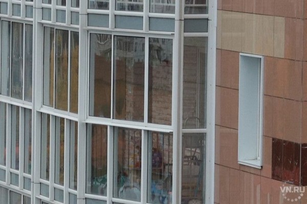 Сибирячке оторвало руку при падении с балкона элитного дома на улице Вавилова