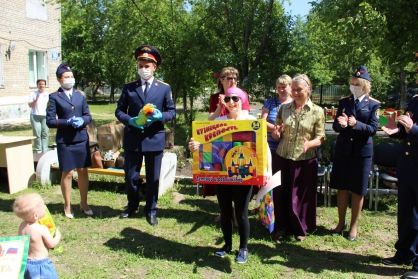 Руководитель и сотрудники СУ СК России по Новосибирской области поздравили с Международным днем защиты детей коллектив и воспитанников подшефных детских учреждений