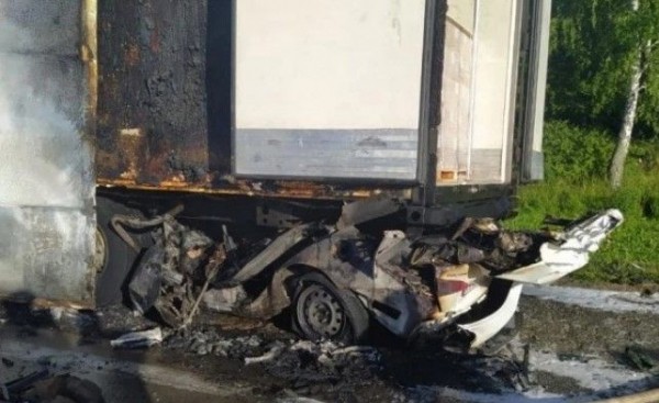 Иномарка с пассажирами влетела под фуру и вспыхнула на трассе под Новосибирском