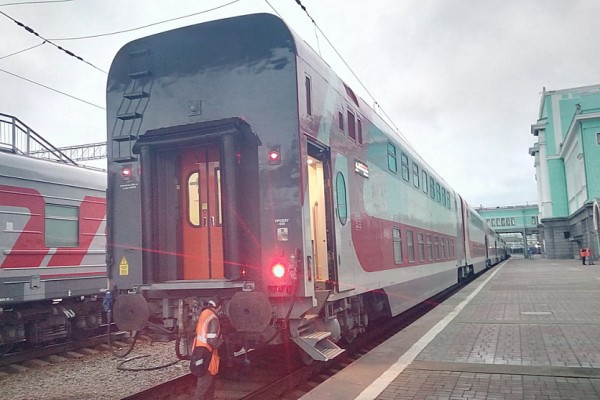 Двухэтажный поезд «Байкальская сказка» впервые остановился в Новосибирске Двухэтажный поезд «Байкальская сказка» впервые остановился в Новосибирске