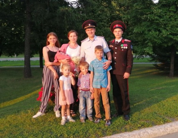 Новосибирские полицейские продолжают писать очерки о семейных традициях в рамках акции #РомашковоеСчастье