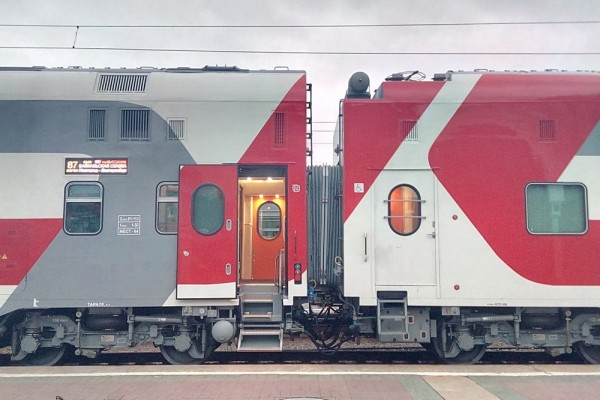 Двухэтажный поезд «Байкальская сказка» впервые остановился в Новосибирске Двухэтажный поезд «Байкальская сказка» впервые остановился в Новосибирске