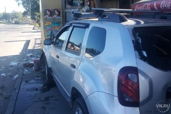 Внедорожник протаранил остановку с людьми в Новосибирске &ndash; четверо в больнице