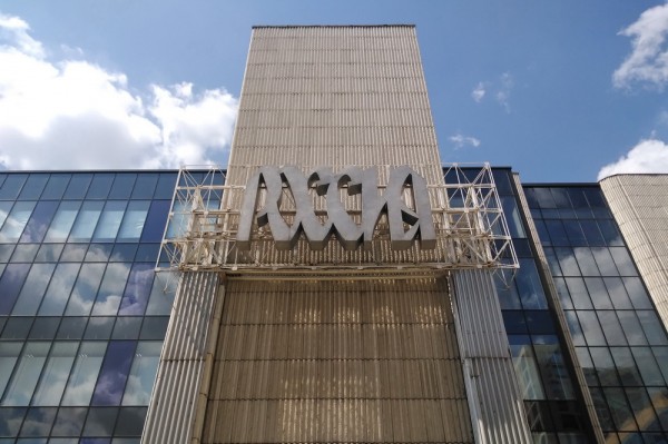 С ГУМа на площади Маркса сняли половину парадного фасада С ГУМа на площади Маркса сняли половину парадного фасада