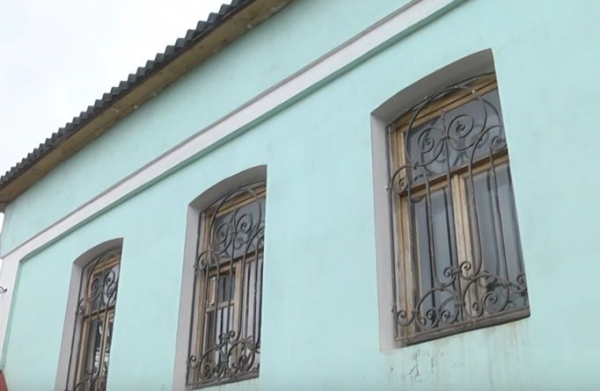 В Новосибирской области за полмиллиона выставили на продажу старинный купеческий особняк