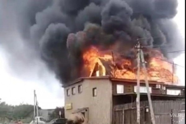 Дом и банный комплекс полыхают в Новосибирске