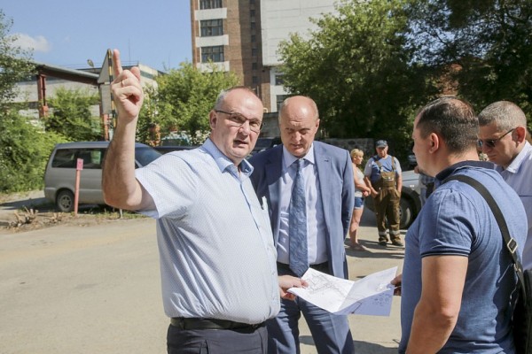 Для укладки труб на&nbsp;Большевистской делают пятиметровые проколы