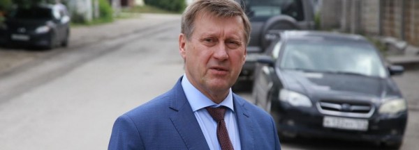 По&nbsp;пути с&nbsp;мэром: Анатолий Локоть сел за&nbsp;руль и&nbsp;проверил качество дорог