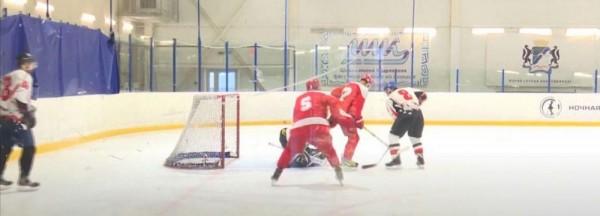 Глухие спортсмены играют в хоккей в 30-градусную жару в Новосибирске