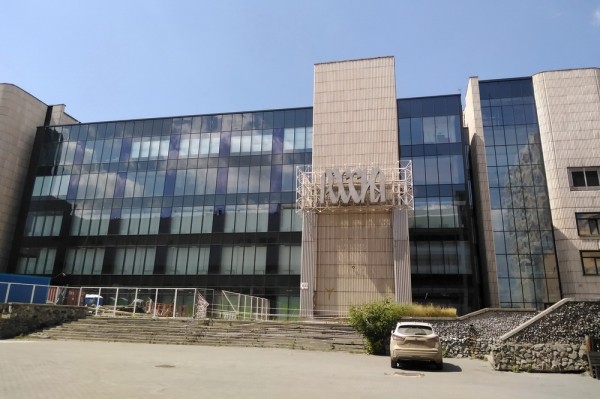 С ГУМа на площади Маркса сняли половину парадного фасада С ГУМа на площади Маркса сняли половину парадного фасада