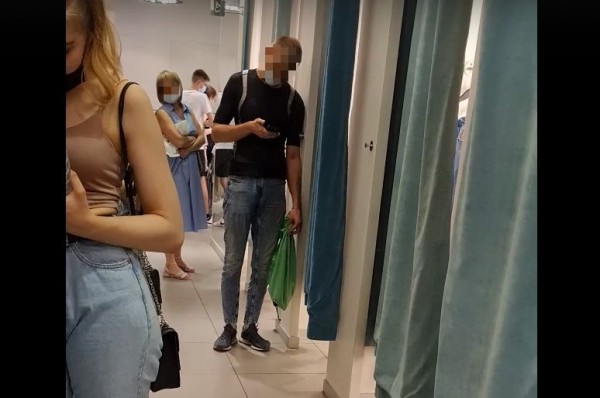 В новосибирском ТРЦ орудует извращенец с камерой