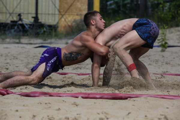 Первый турнир по&nbsp;пляжной борьбе прошёл в&nbsp;Новосибирске: 13&nbsp;горячих фото