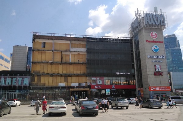 С ГУМа на площади Маркса сняли половину парадного фасада С ГУМа на площади Маркса сняли половину парадного фасада