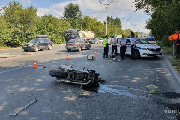 Мотоциклист на Бердском шоссе получил смертельные травмы после столкновения с Audi и деревом