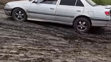 
Дорогу к авиазаводу в Улан-Удэ развезло после ливня
