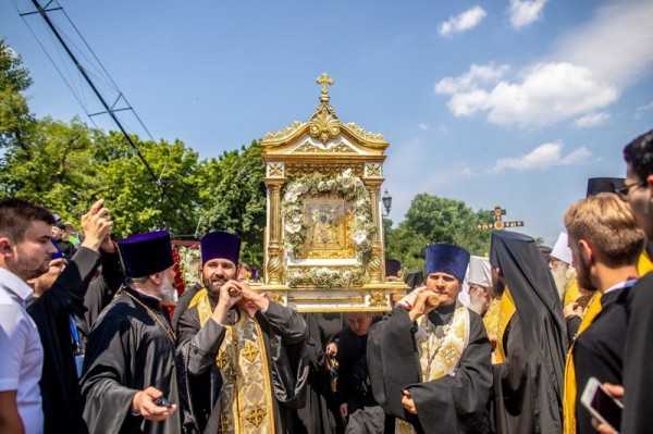 
В Киеве 350 тысяч прихожан Украинской православной церкви приняли участие в крестном ходе
