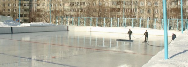 В Затоне начали строить новую ледовую коробку В Затоне начали строить новую ледовую коробку