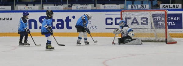 Бронзовые призёры КХЛ провели тренировку для юных хоккеистов