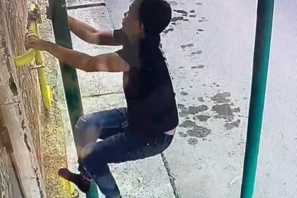 C водосточной трубы сорвался мужчина в Новосибирске C водосточной трубы сорвался мужчина в Новосибирске