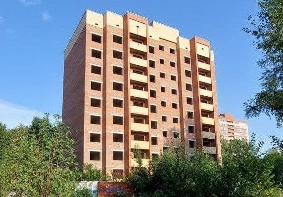 Возводимую без разрешения многоэтажку обнаружили в Новосибирске почти по линии метро