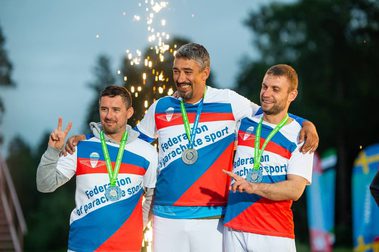 
Попали в точку пяткой
