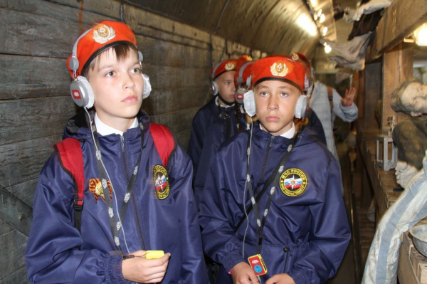 Кадетский класс МЧС посетил передвижной музей &laquo;Поезда Победы&raquo; в Новосибирске