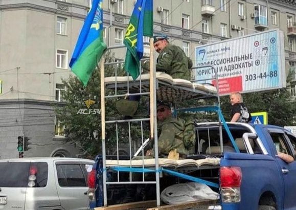 За ВДВ: новосибирцы в форме десантников прокатились на двухъярусной кровати и схлопотали штраф